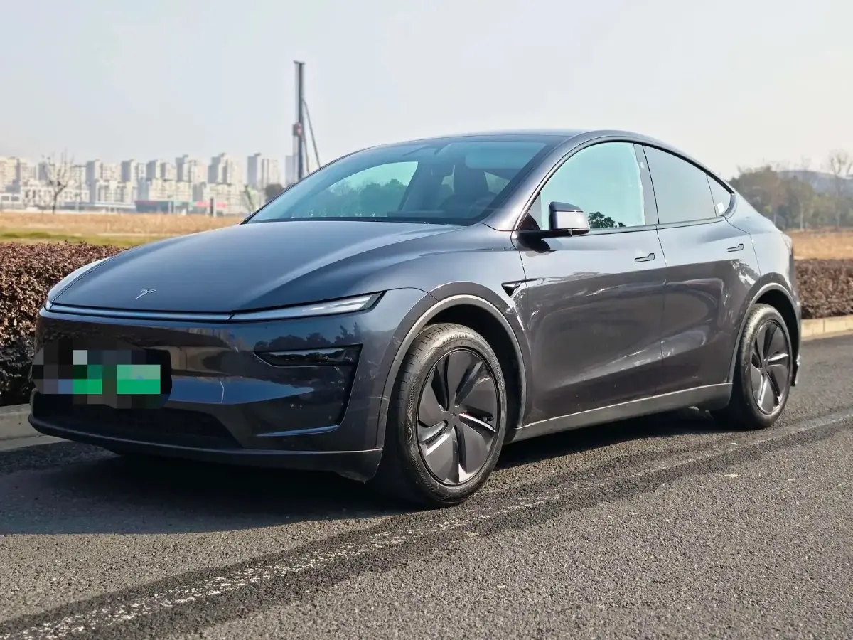 2025 Tesla Model Y BEV 62.5KWH