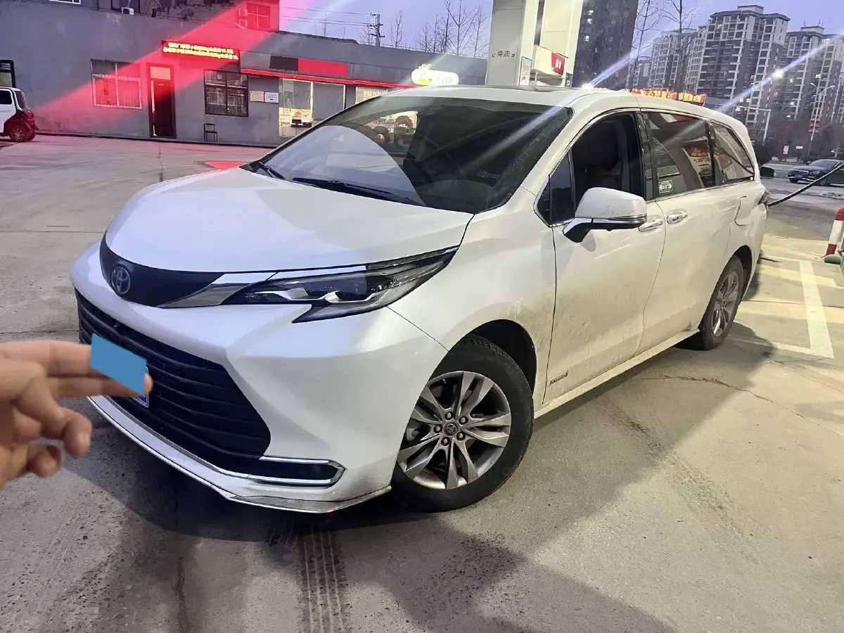 2024 Toyota Sienna 2.5L 189HP L4 E-CVT Hybrid