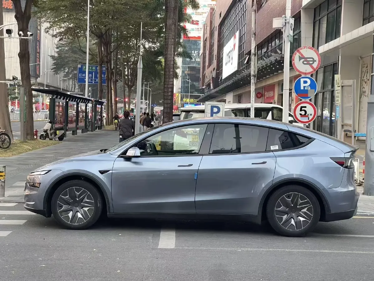 2025 Tesla Model Y L BEV,autocango,china used car exporter,china ev exporter,chinese used car exporter,chinese used ev exporter