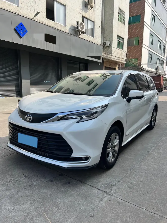 2023 Toyota Sienna 2.5L 189HP L4 E-CVT Hybrid