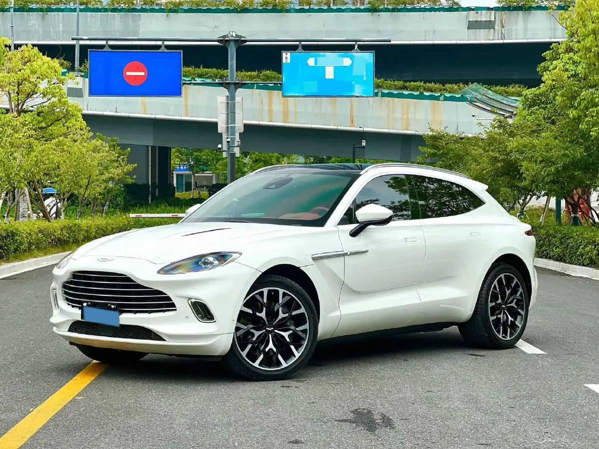 2022 Aston Martin DBX 3.0T 435HP L6 9AT