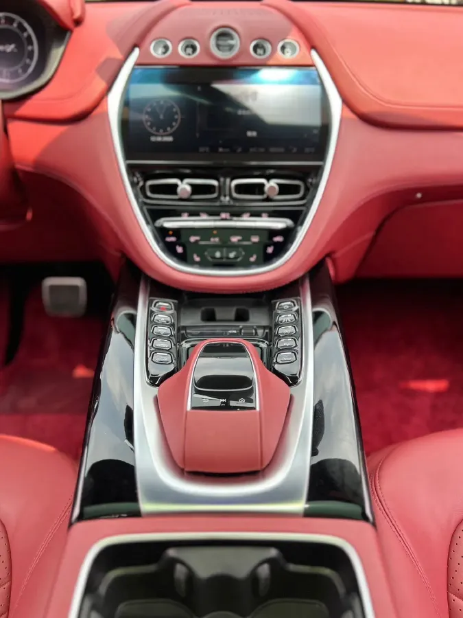 2022 Aston Martin DBX 3.0T 435HP L6 9AT,autocango,china used car exporter,china ev exporter,chinese used car exporter,chinese used ev exporter