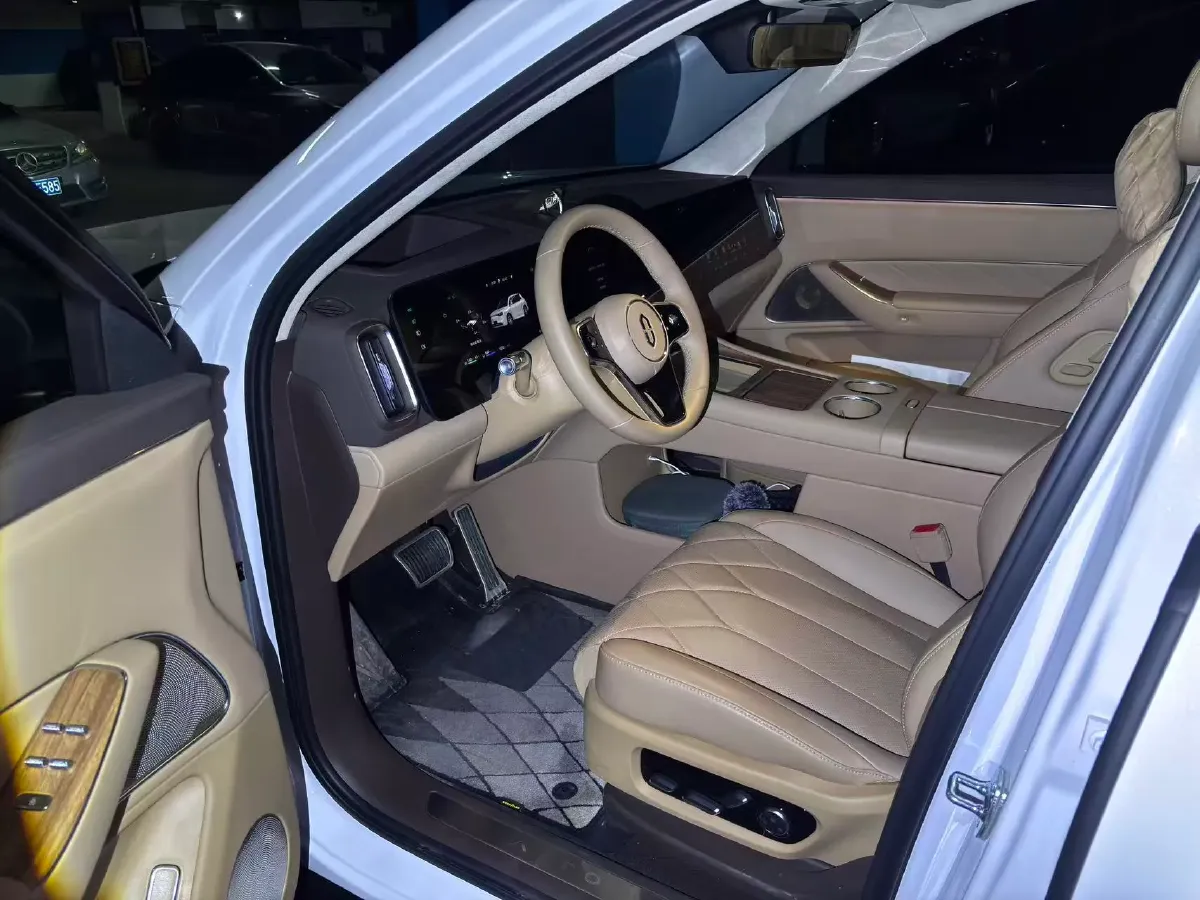 2025 AITO AITO M8 REEV 160HP REEV 53.4KWH,autocango,china used car exporter,china ev exporter,chinese used car exporter,chinese used ev exporter