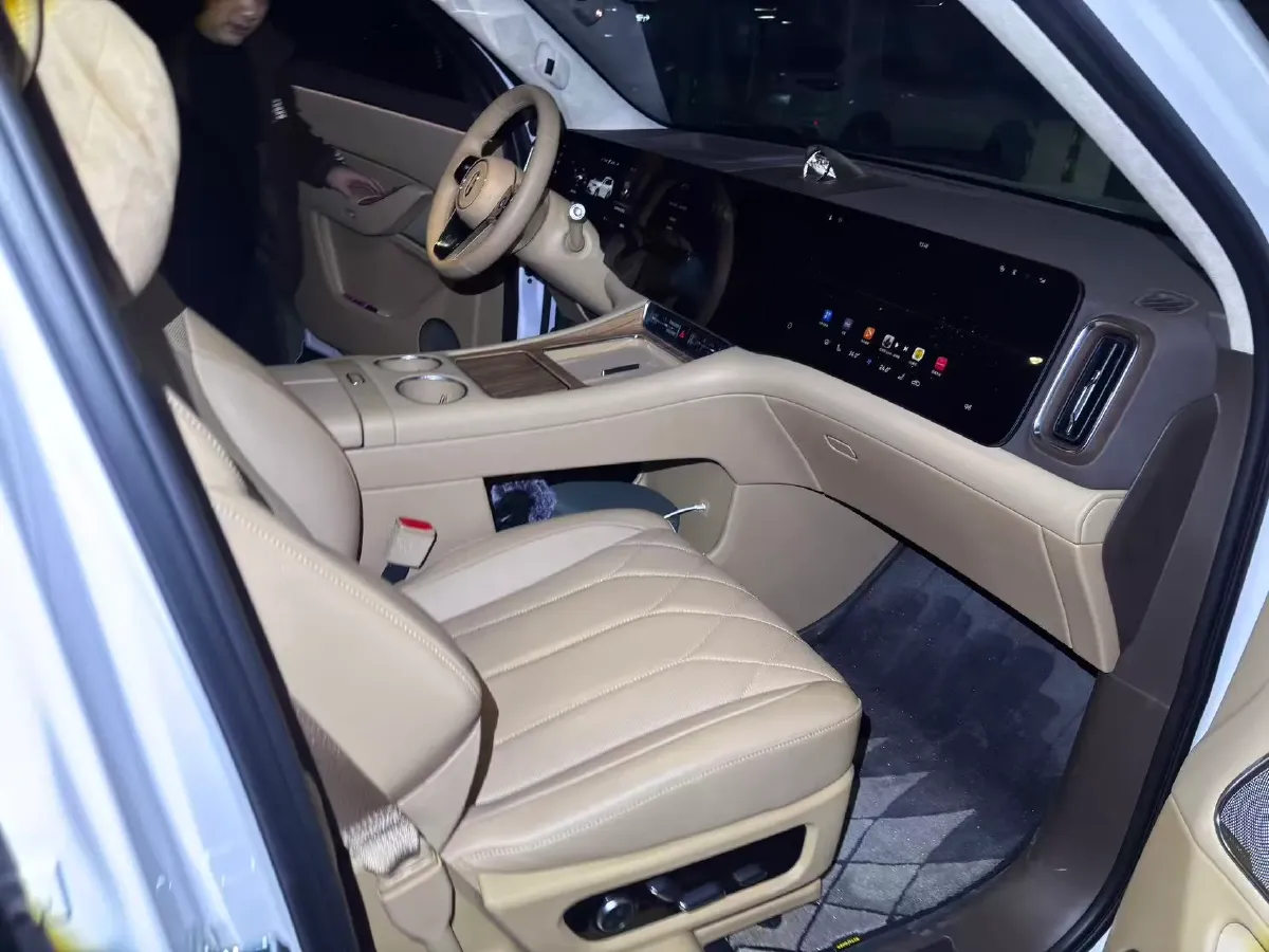 2025 AITO AITO M8 REEV 160HP REEV 53.4KWH,autocango,china used car exporter,china ev exporter,chinese used car exporter,chinese used ev exporter