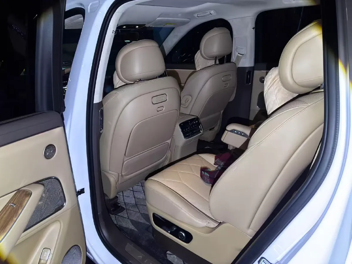 2025 AITO AITO M8 REEV 160HP REEV 53.4KWH,autocango,china used car exporter,china ev exporter,chinese used car exporter,chinese used ev exporter