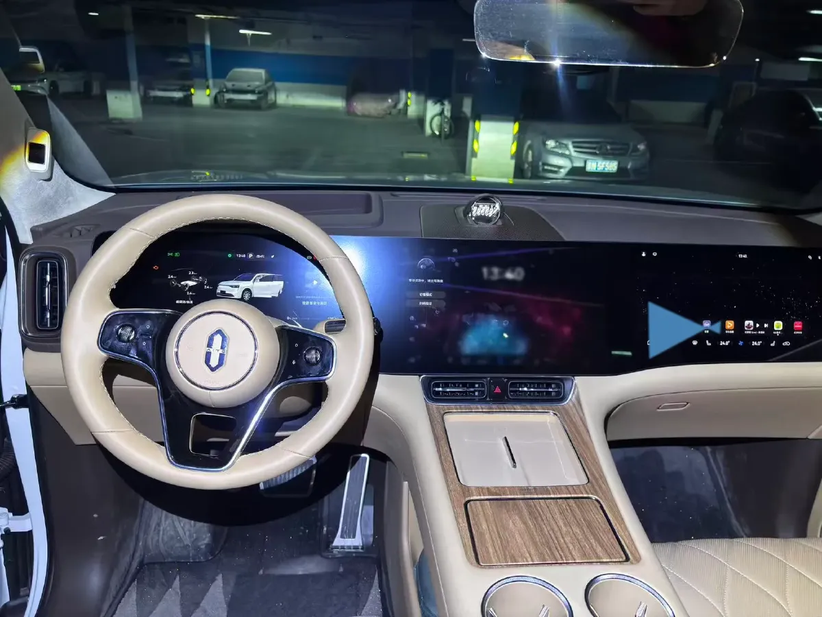 2025 AITO AITO M8 REEV 160HP REEV 53.4KWH,autocango,china used car exporter,china ev exporter,chinese used car exporter,chinese used ev exporter