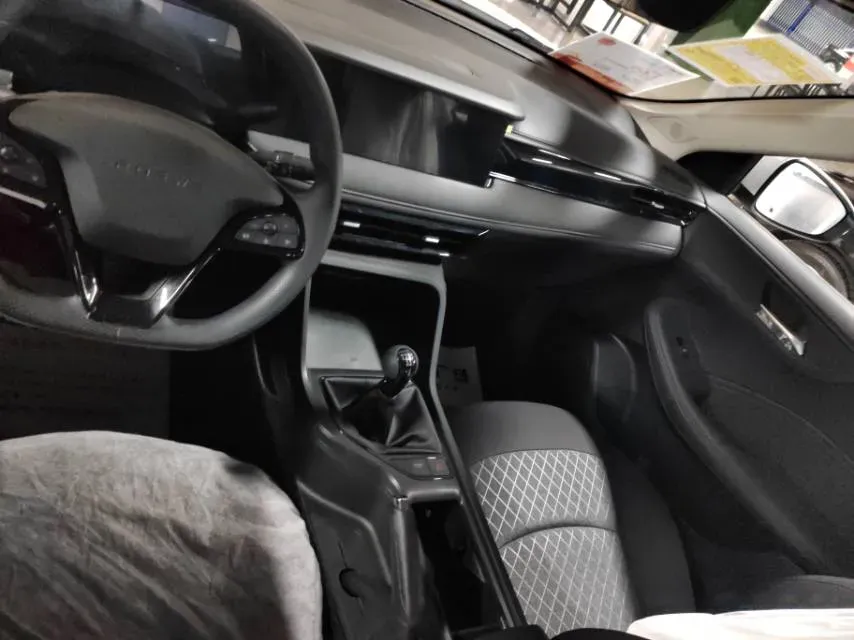 2023 Roewe i5 1.5L 129HP L4 5MT,autocango,china used car exporter,china ev exporter,chinese used car exporter,chinese used ev exporter