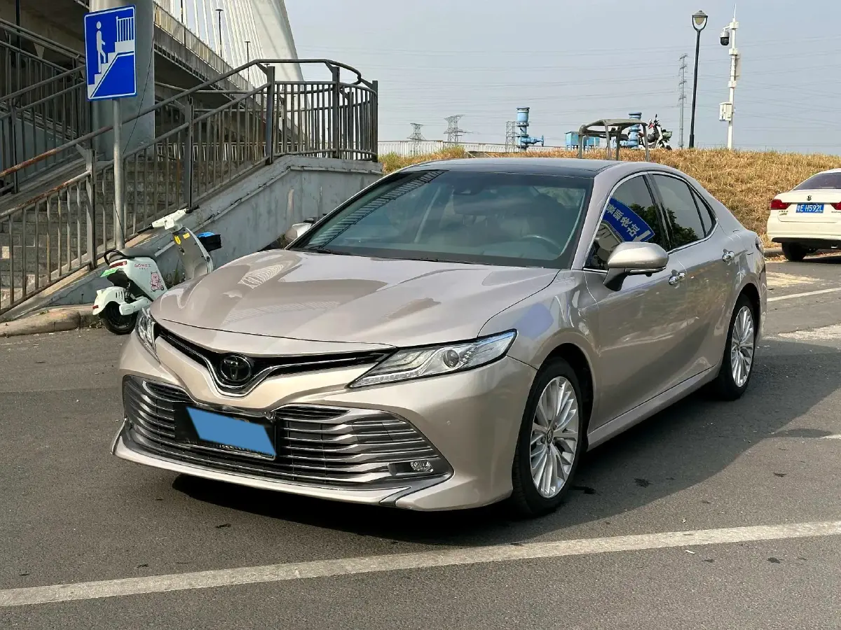 2019 Toyota Camry 2.5L 209HP L4 8AT