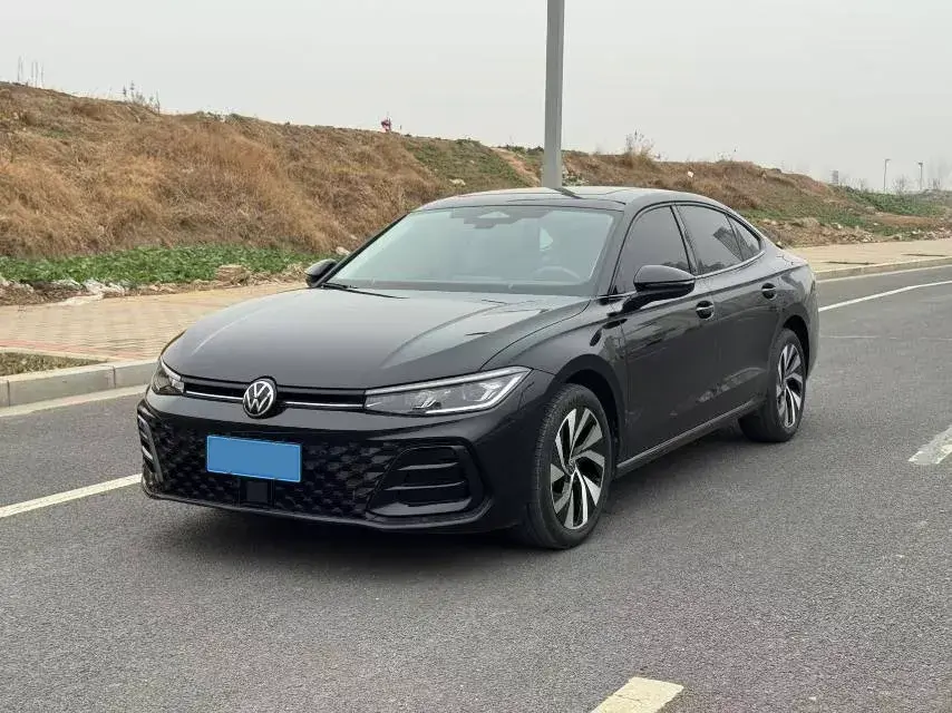 2025 Volkswagen Passat 2.0T 220HP L4 7DCT