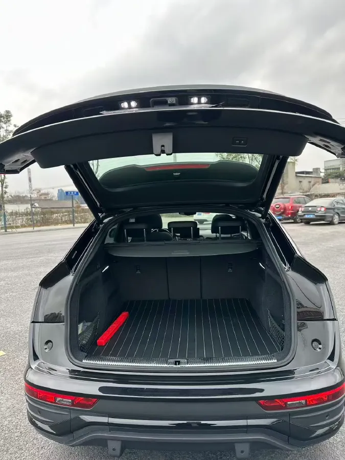 2024 Audi Q5L Sportback 2.0T 190HP L4 7DCT,autocango,china used car exporter,china ev exporter,chinese used car exporter,chinese used ev exporter