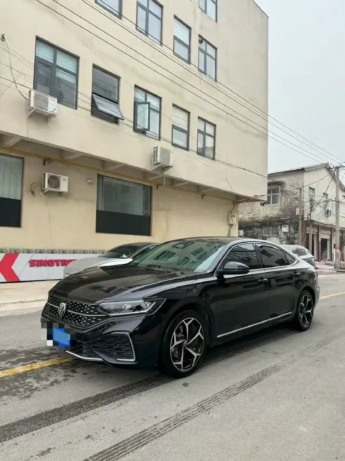 2025 Volkswagen Passat 2.0T 186HP L4 7DCT