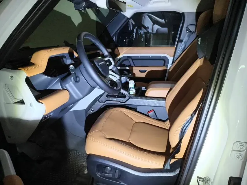 2024 Land Rover Defender 3.0T 400HP L6 8AT,autocango,china used car exporter,china ev exporter,chinese used car exporter,chinese used ev exporter