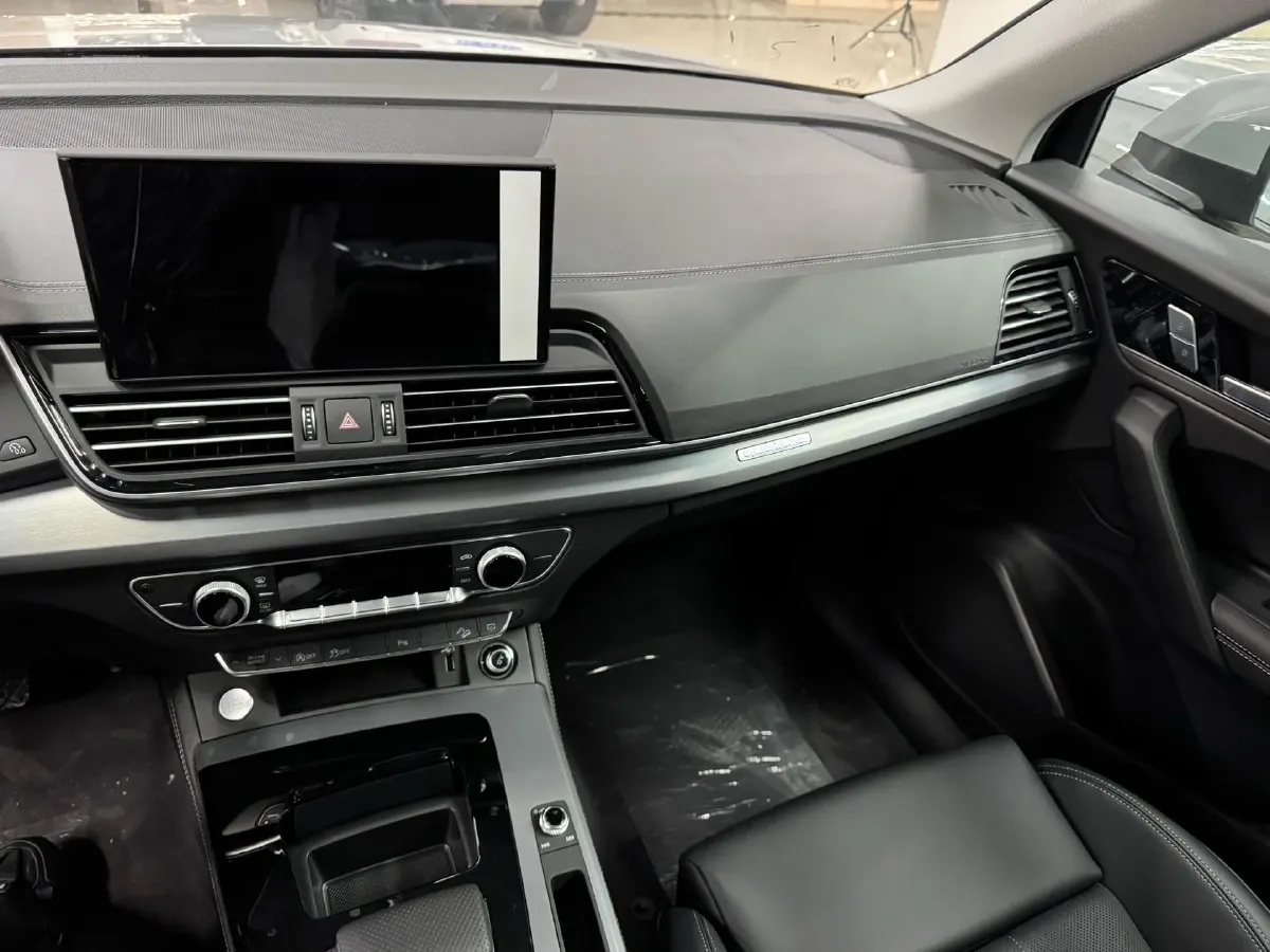 2025 Audi Q5L Sportback 2.0T 190HP L4 7DCT,autocango,china used car exporter,china ev exporter,chinese used car exporter,chinese used ev exporter