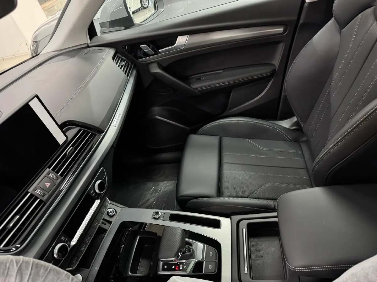 2025 Audi Q5L Sportback 2.0T 190HP L4 7DCT,autocango,china used car exporter,china ev exporter,chinese used car exporter,chinese used ev exporter