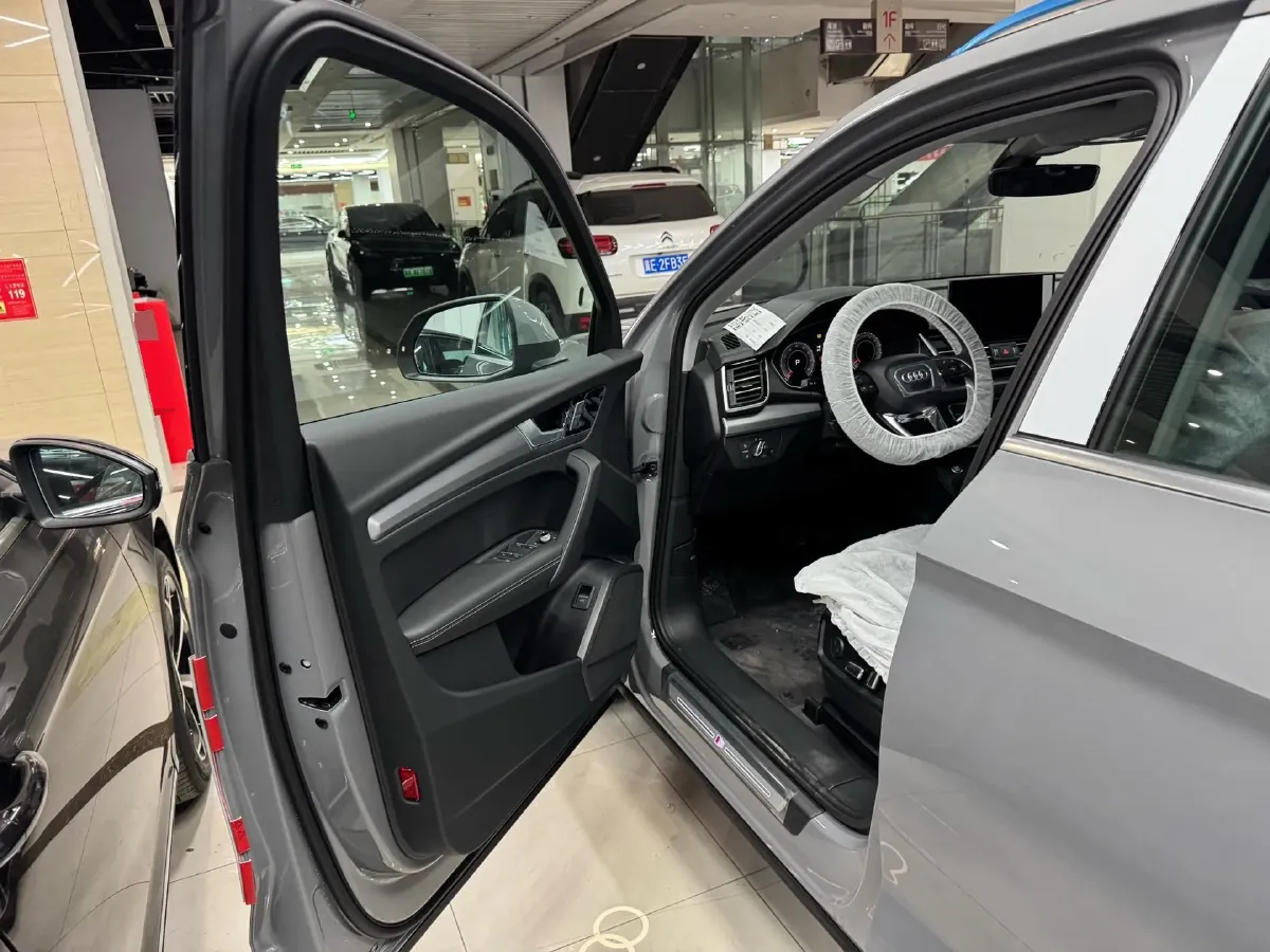 2025 Audi Q5L Sportback 2.0T 190HP L4 7DCT,autocango,china used car exporter,china ev exporter,chinese used car exporter,chinese used ev exporter