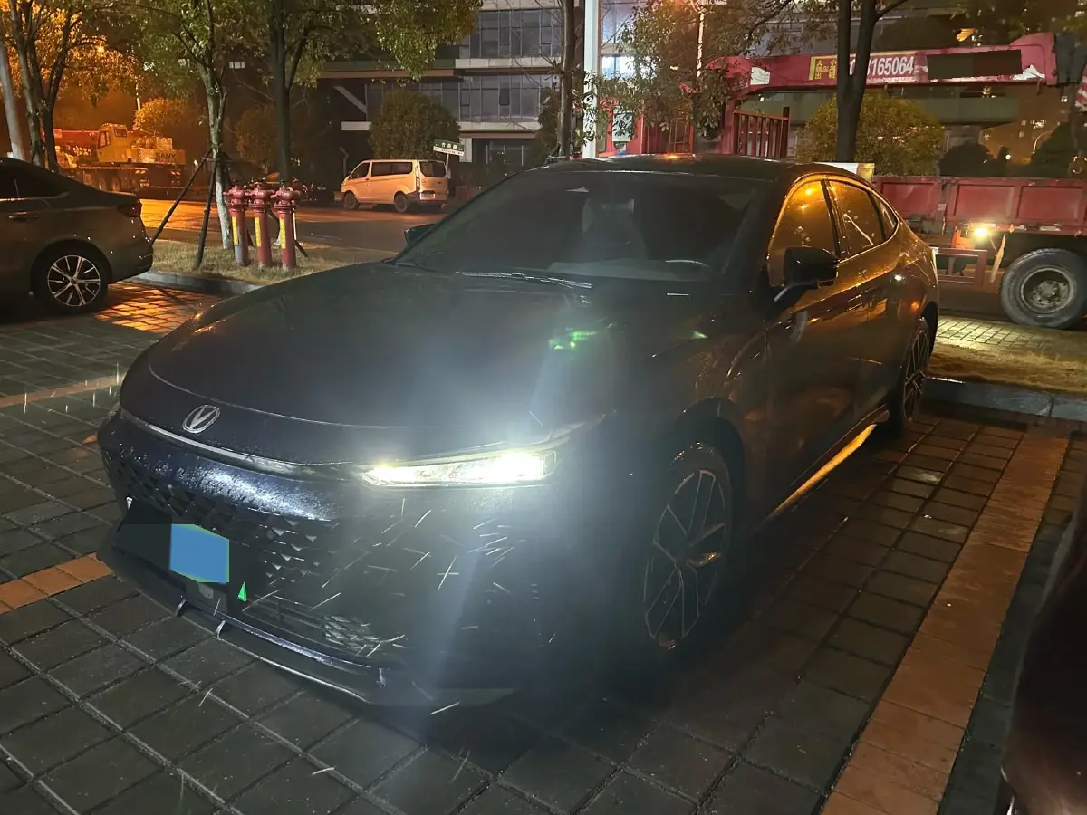 2024 ChangAn UNI-V iDD 1.5L 110HP L4 E-CVT PHEV 18.99KWH