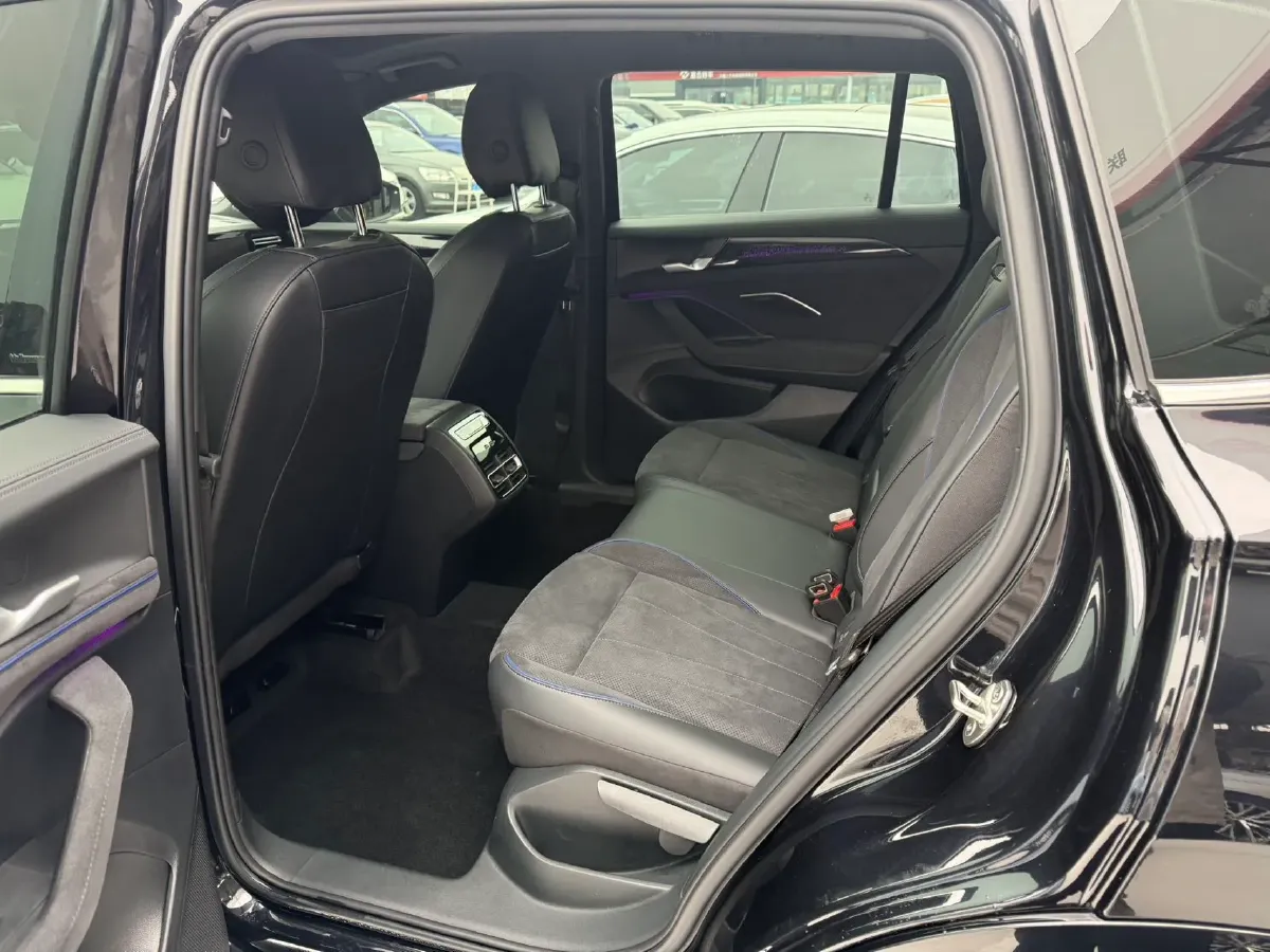 2024 Volkswagen Tiguan L 2.0T 220HP L4 7DCT,autocango,china used car exporter,china ev exporter,chinese used car exporter,chinese used ev exporter