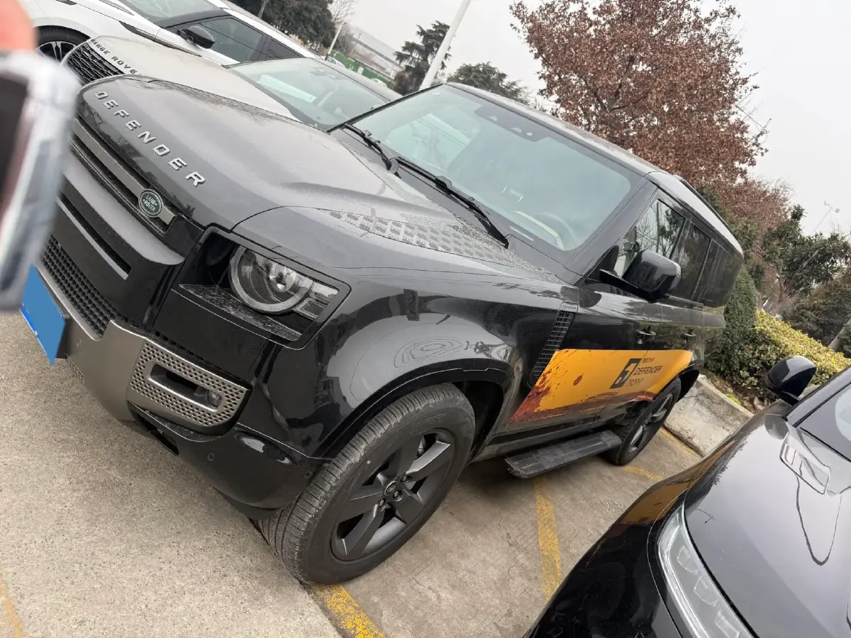 2025 Land Rover Defender 3.0T 400HP L6 8AT