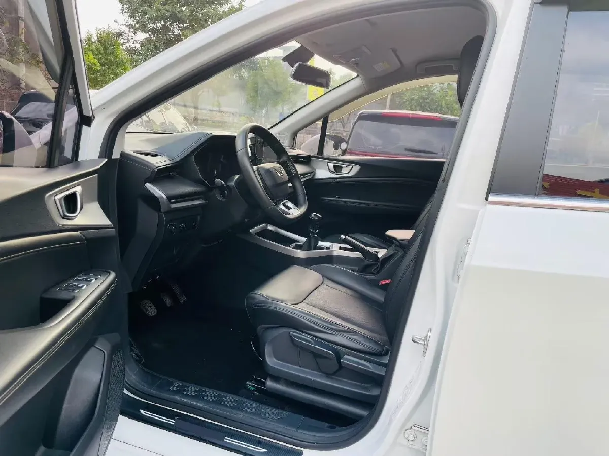 2022 WuLing JiaChen 1.5T 147HP L4 6MT,autocango,china used car exporter,china ev exporter,chinese used car exporter,chinese used ev exporter