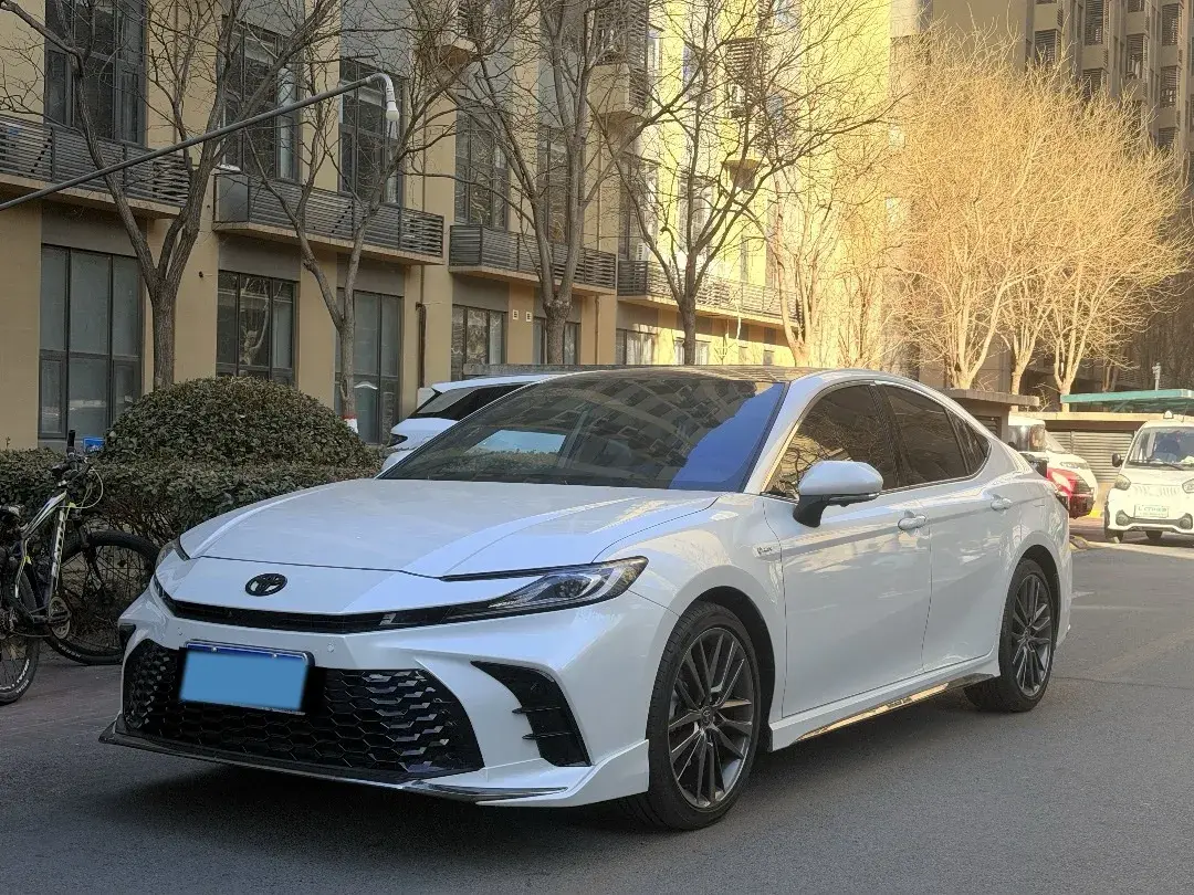 2025 Toyota Camry 2.5L 185HP L4 E-CVT Hybrid