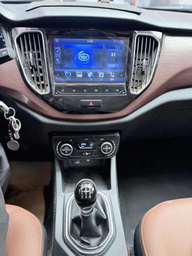 2017 FAW Senia R7 1.6L 116HP L4 5MT,autocango,china used car exporter,china ev exporter,chinese used car exporter,chinese used ev exporter