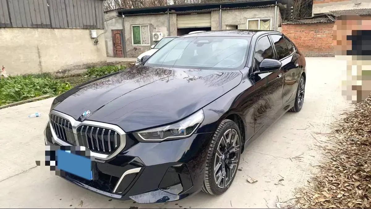 2025 BMW 5 Series 2.0T 258HP L4 8AT