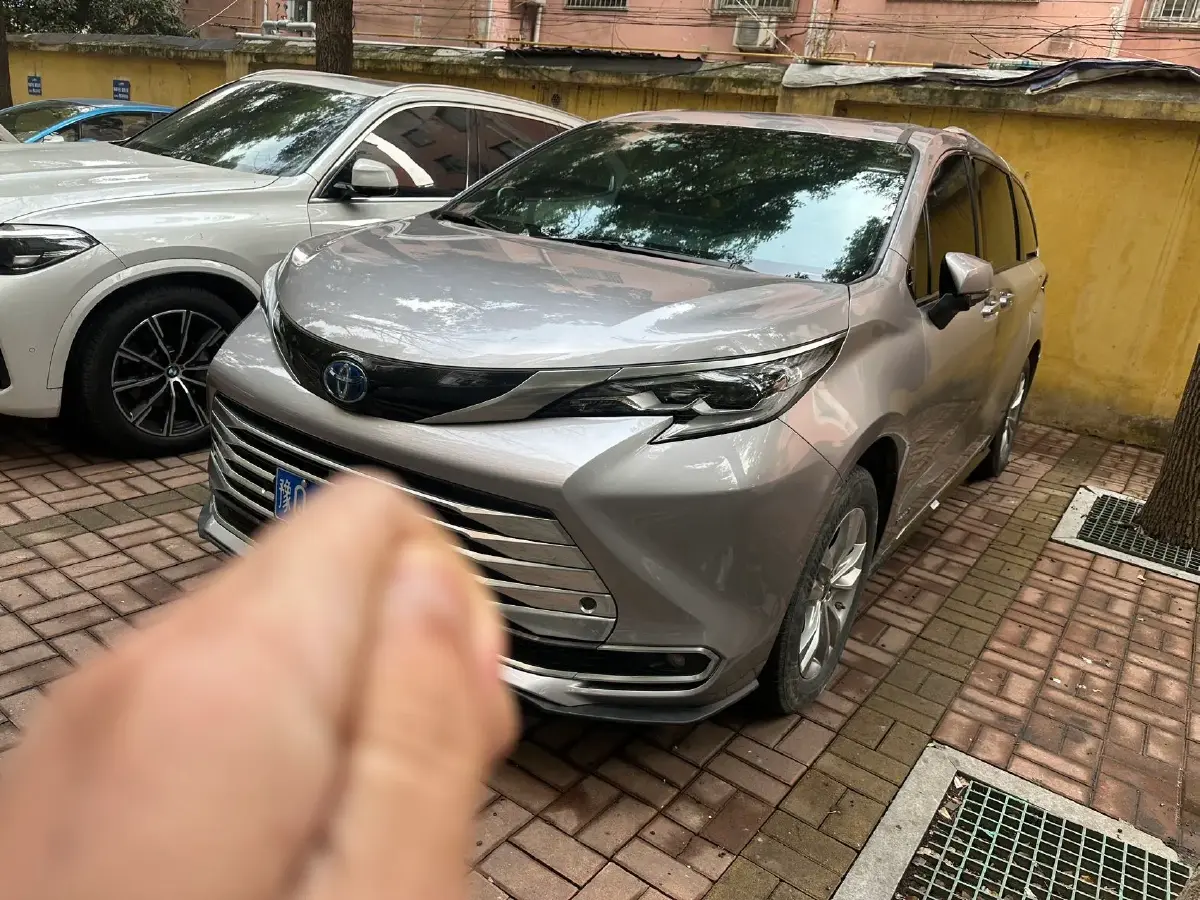 2021 Toyota Sienna 2.5L 192HP L4 E-CVT Hybrid