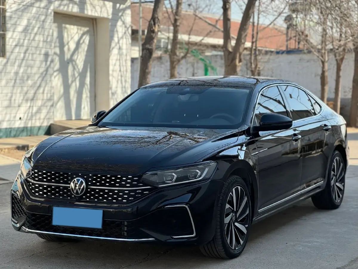 2024 Volkswagen Passat 2.0T 220HP L4 7DCT