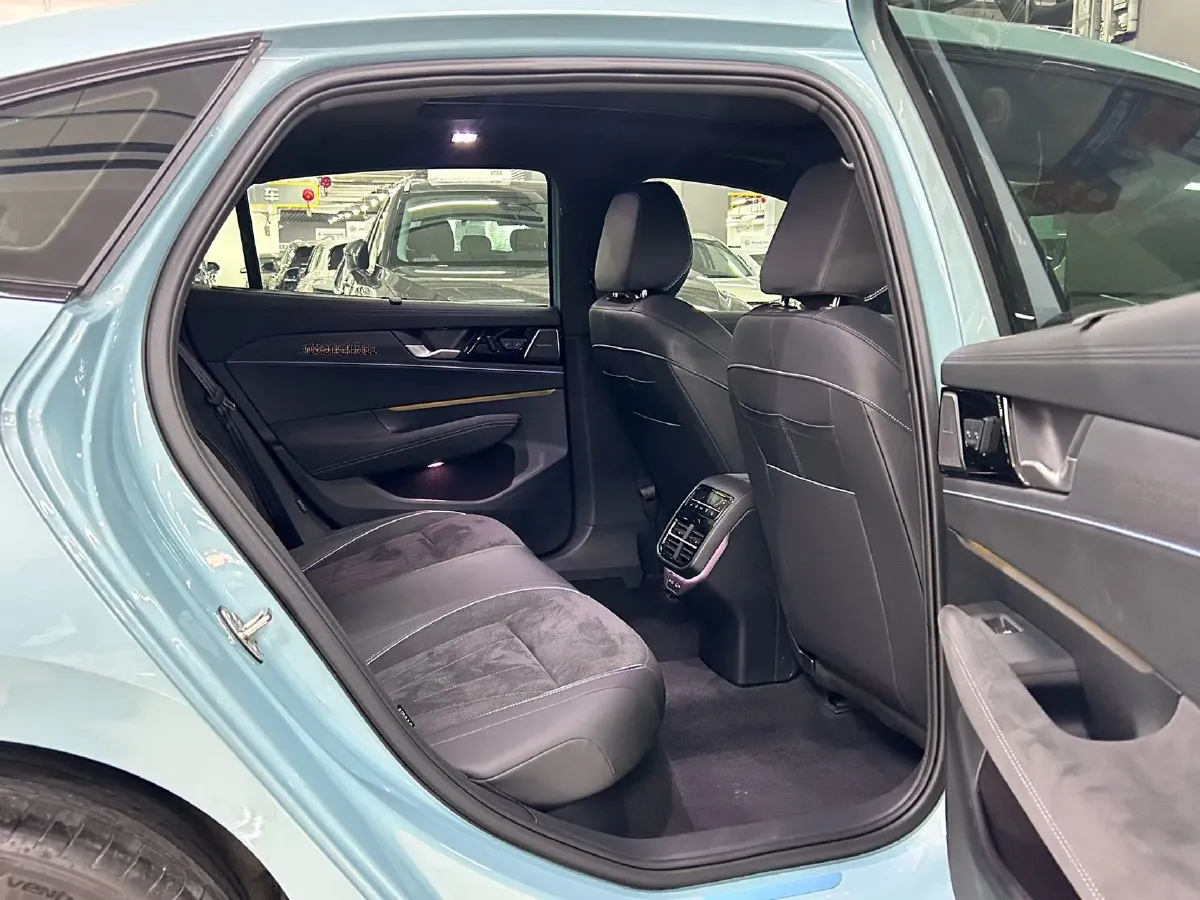 2025 Volkswagen Passat 2.0T 220HP L4 7DCT,autocango,china used car exporter,china ev exporter,chinese used car exporter,chinese used ev exporter