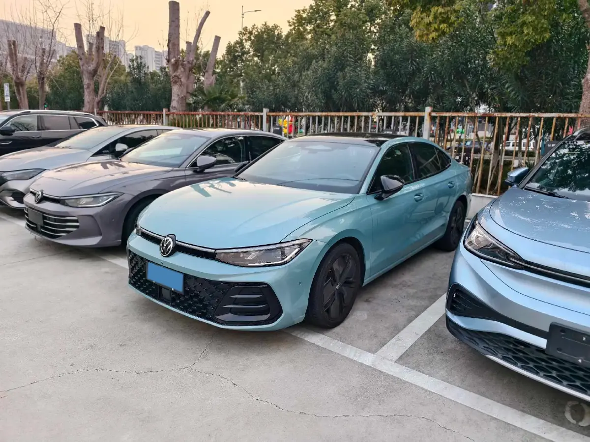 2025 Volkswagen Passat 2.0T 220HP L4 7DCT