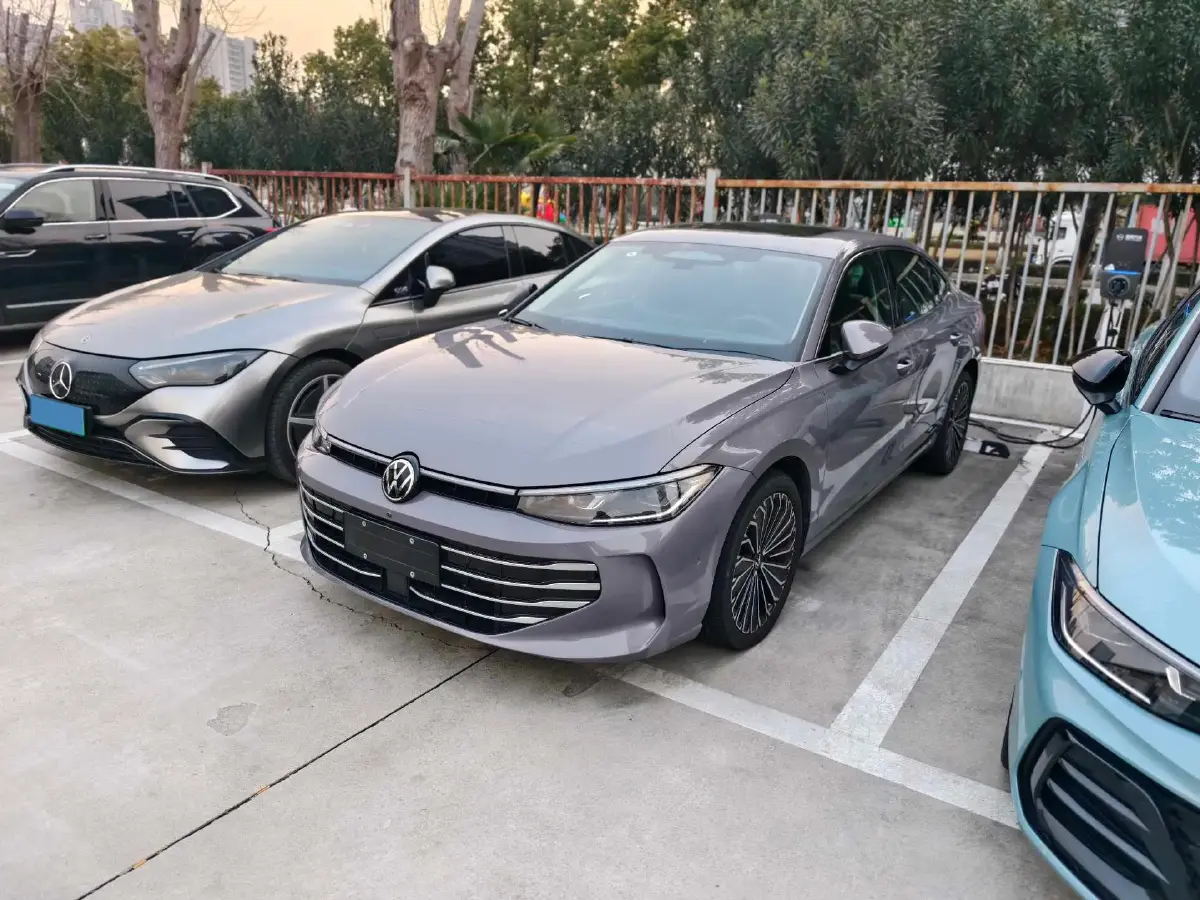 2025 Volkswagen Passat 2.0T 220HP L4 7DCT