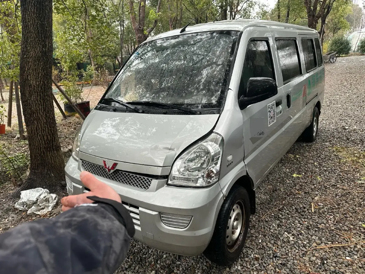 2021 WuLing RongGuang 1.5L 99HP L4 5MT
