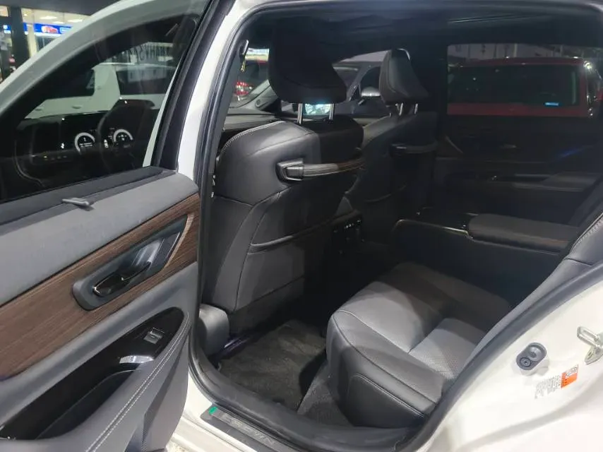 2024 Toyota Crown 2.5L 185HP L4 E-CVT Hybrid,autocango,china used car exporter,china ev exporter,chinese used car exporter,chinese used ev exporter