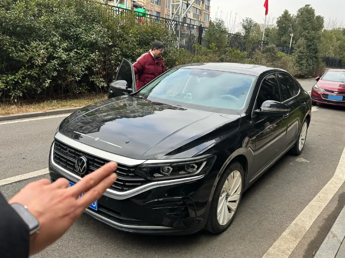 2024 Volkswagen Passat 2.0T 220HP L4 7DCT