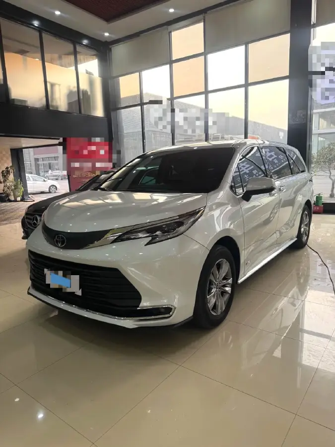 2024 Toyota Sienna 2.5L 189HP L4 E-CVT Hybrid