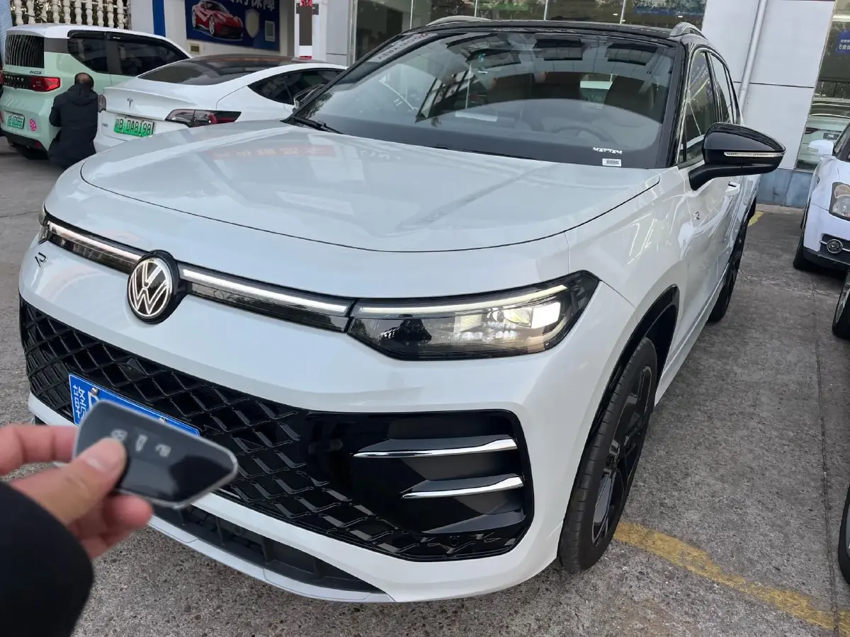 2025 Volkswagen Tayron 2.0T 220HP L4 7DCT