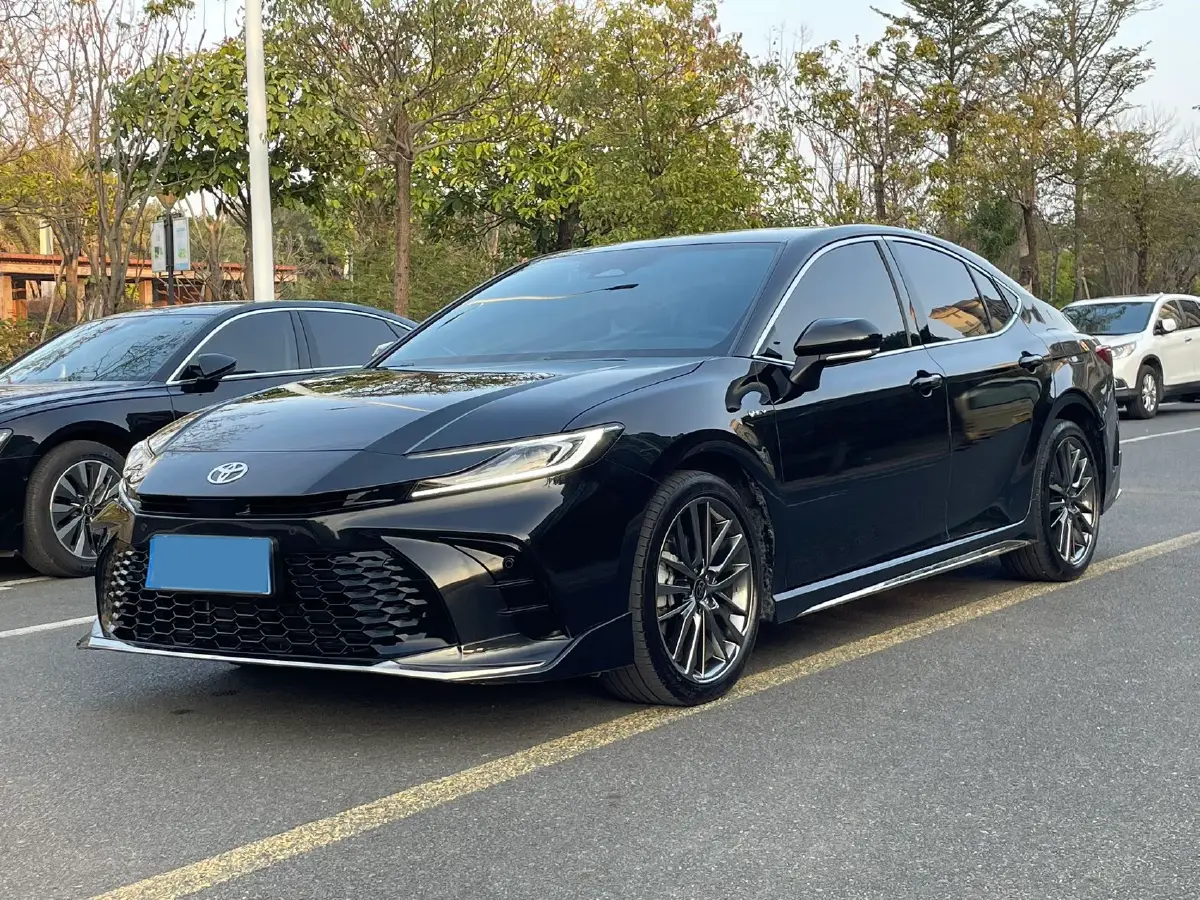 2025 Toyota Camry 2.0L 152HP L4 E-CVT Hybrid