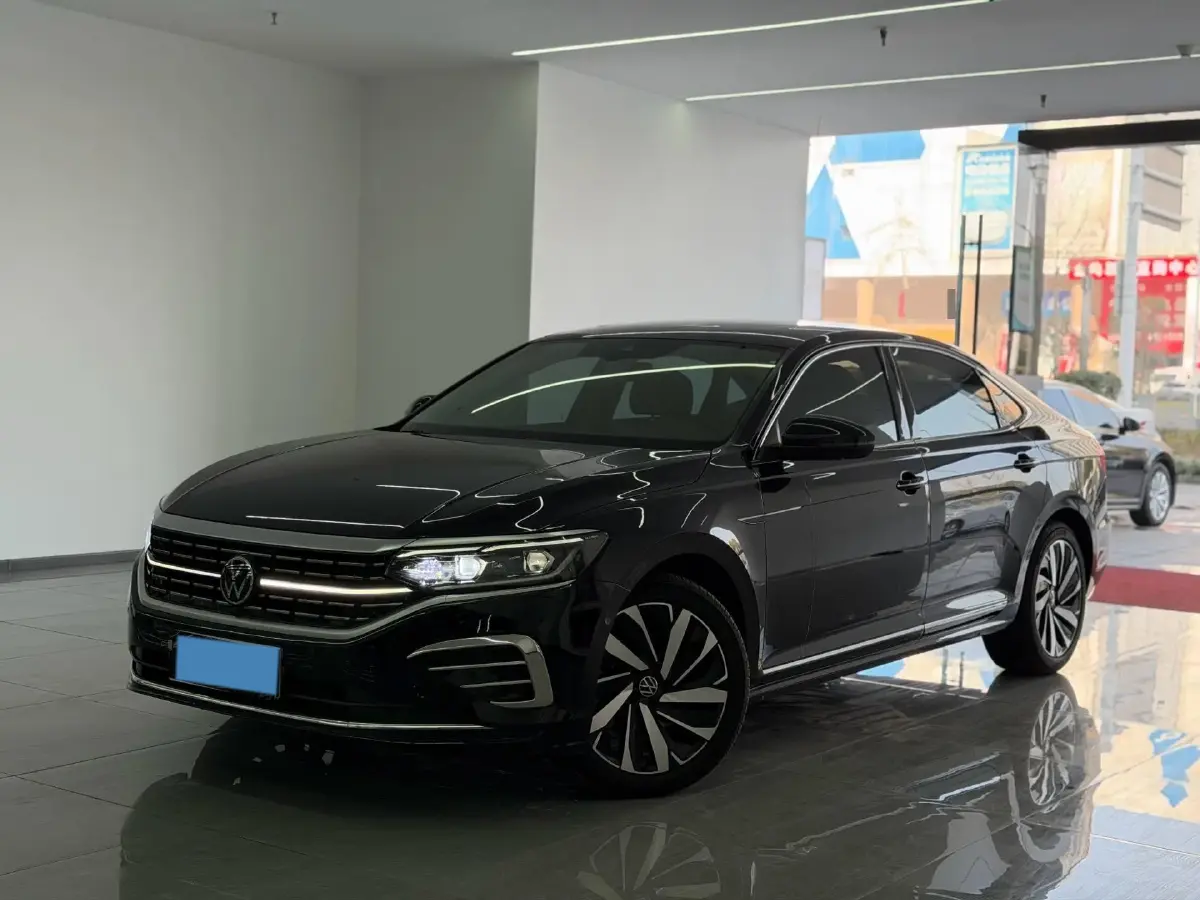 2023 Volkswagen Passat 2.0T 220HP L4 7DCT