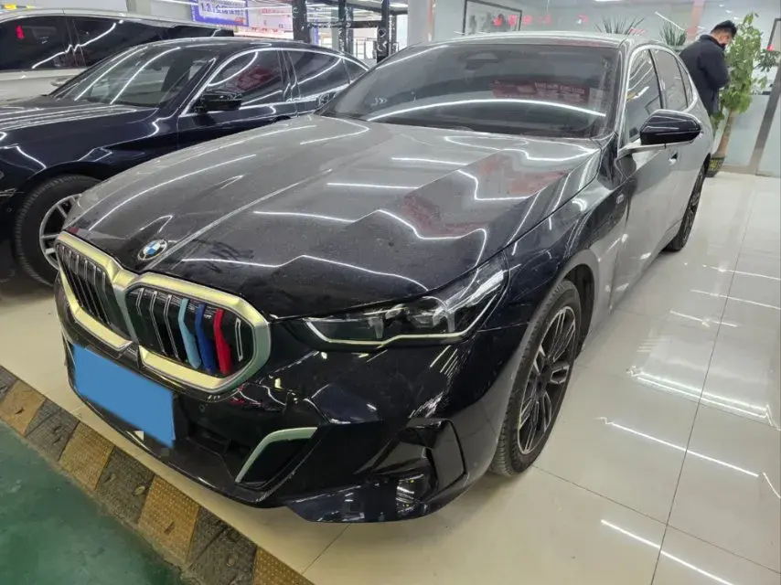 2024 BMW 5 Series 2.0T 190HP L4 8AT