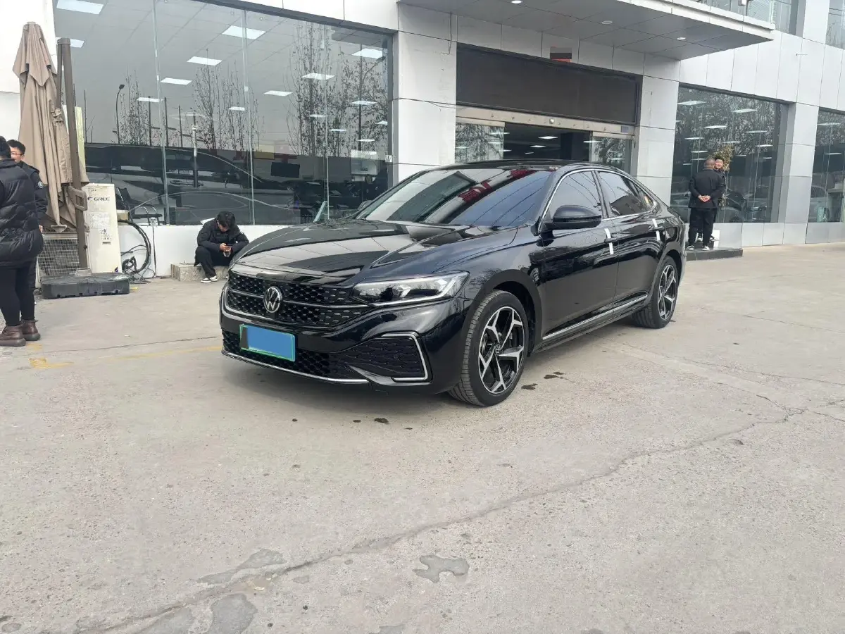 2025 Volkswagen Passat 2.0T 220HP L4 7DCT