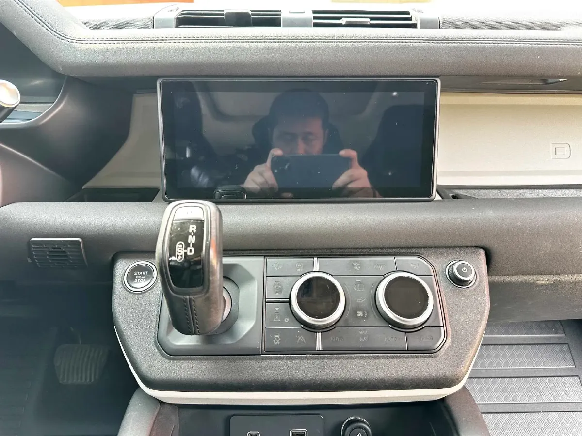 2020 Land Rover Defender 3.0T 400HP L6 8AT,autocango,china used car exporter,china ev exporter,chinese used car exporter,chinese used ev exporter