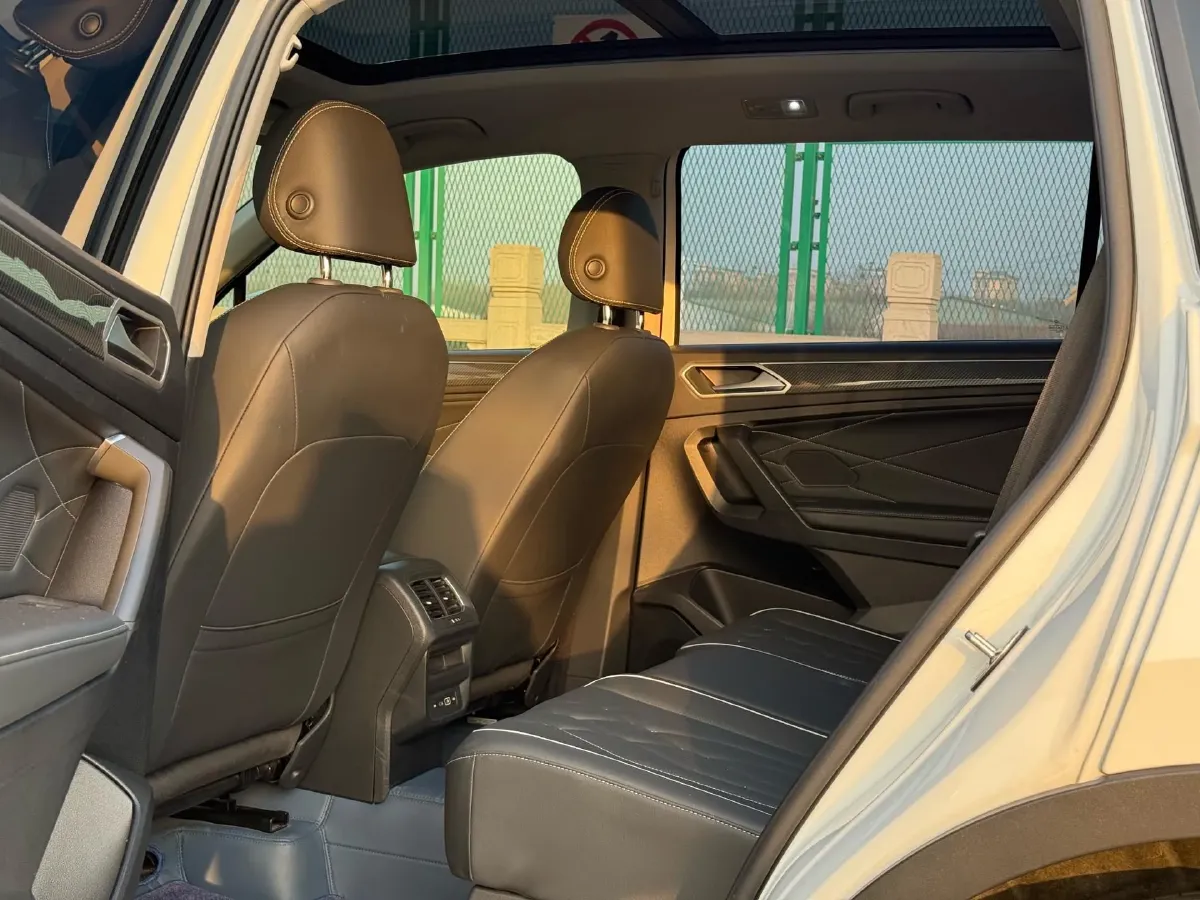 2024 Volkswagen Tiguan L 2.0T 186HP L4 7DCT,autocango,china used car exporter,china ev exporter,chinese used car exporter,chinese used ev exporter
