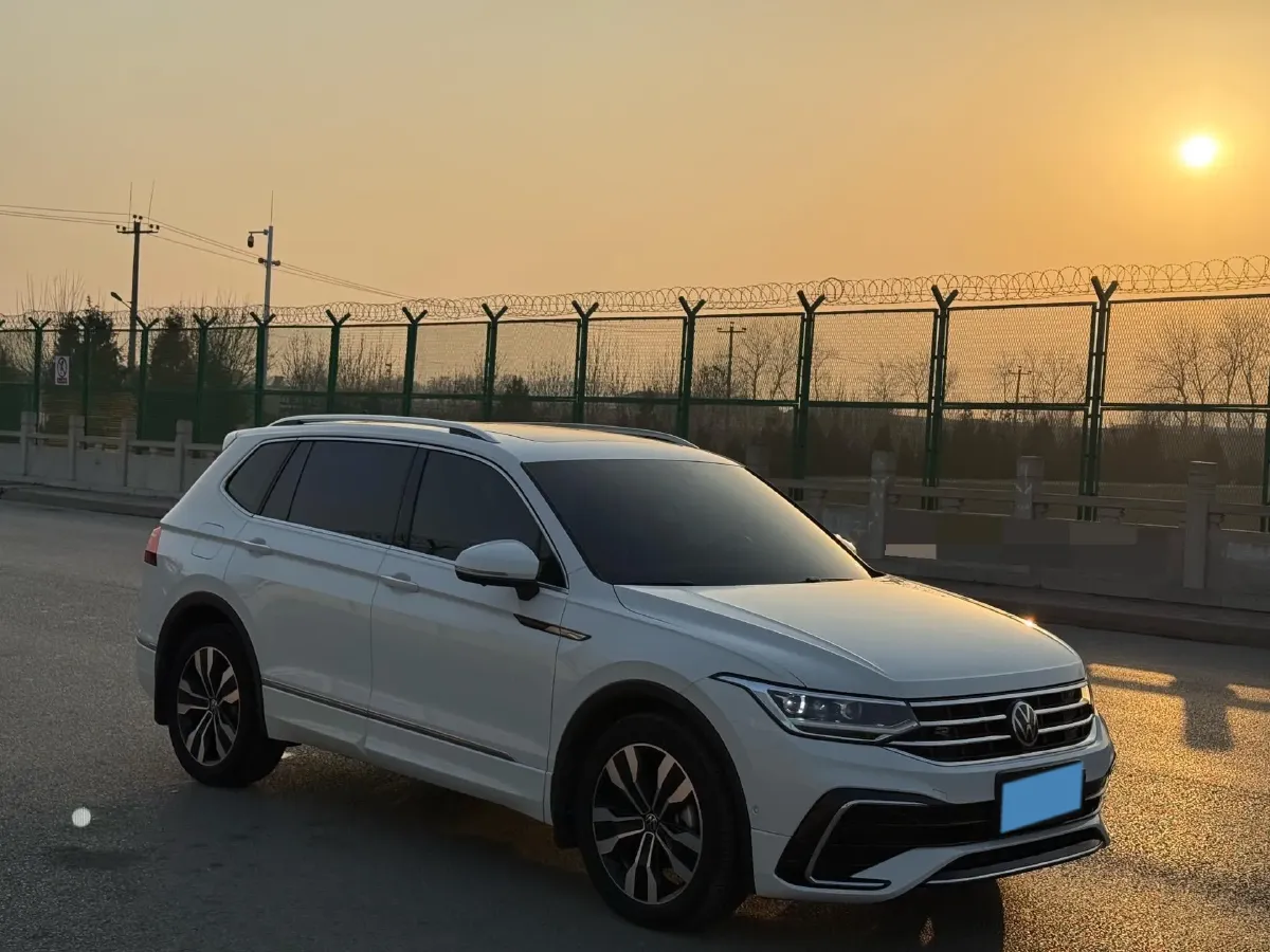 2024 Volkswagen Tiguan L 2.0T 186HP L4 7DCT,autocango,china used car exporter,china ev exporter,chinese used car exporter,chinese used ev exporter