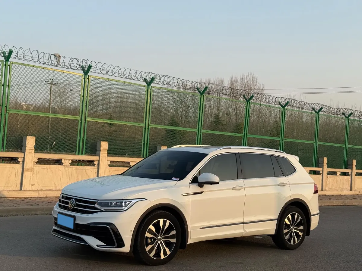 2024 Volkswagen Tiguan L 2.0T 186HP L4 7DCT,autocango,china used car exporter,china ev exporter,chinese used car exporter,chinese used ev exporter