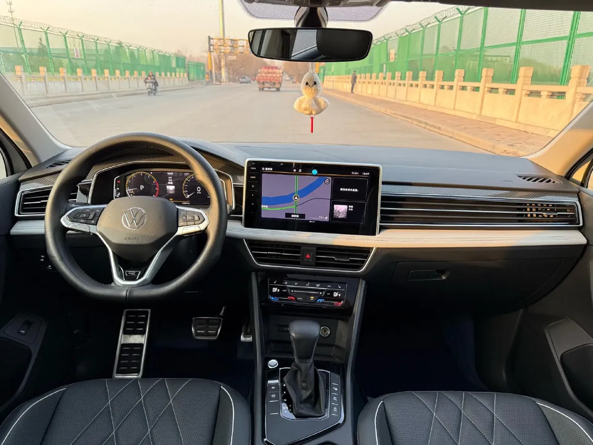 2024 Volkswagen Tiguan L 2.0T 186HP L4 7DCT,autocango,china used car exporter,china ev exporter,chinese used car exporter,chinese used ev exporter