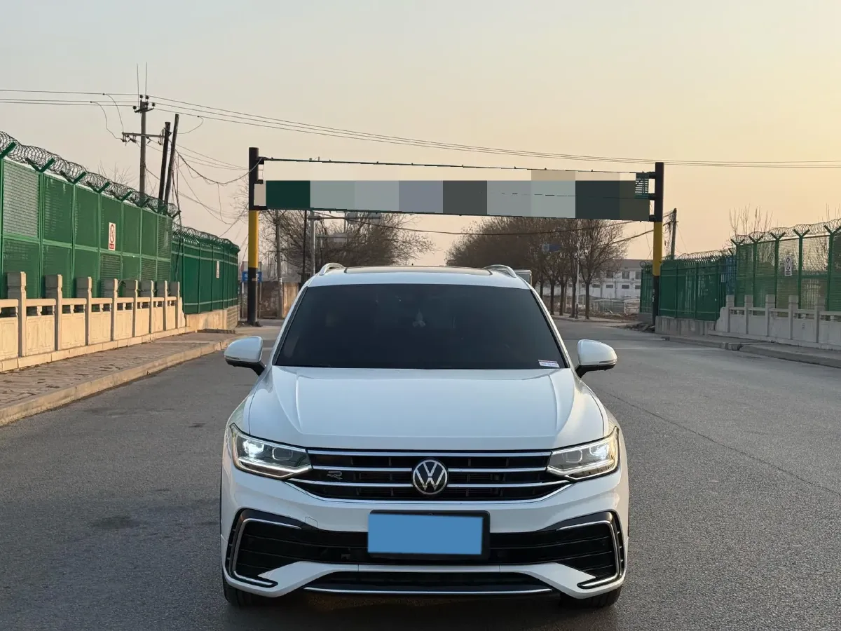 2024 Volkswagen Tiguan L 2.0T 186HP L4 7DCT,autocango,china used car exporter,china ev exporter,chinese used car exporter,chinese used ev exporter