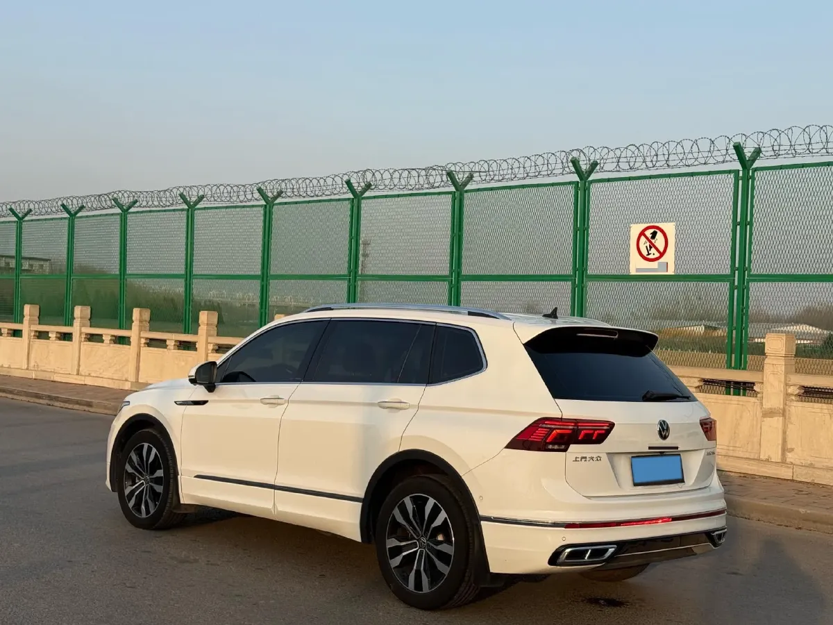 2024 Volkswagen Tiguan L 2.0T 186HP L4 7DCT,autocango,china used car exporter,china ev exporter,chinese used car exporter,chinese used ev exporter