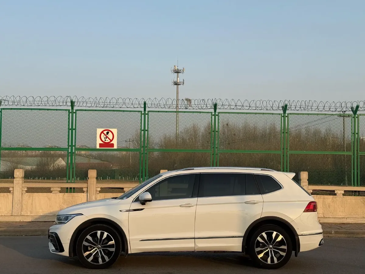 2024 Volkswagen Tiguan L 2.0T 186HP L4 7DCT,autocango,china used car exporter,china ev exporter,chinese used car exporter,chinese used ev exporter