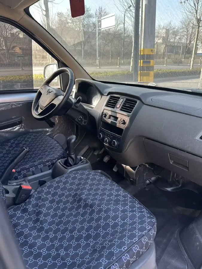 2022 WuLing RongGuang S 1.2L 76HP L4 5MT,autocango,china used car exporter,china ev exporter,chinese used car exporter,chinese used ev exporter