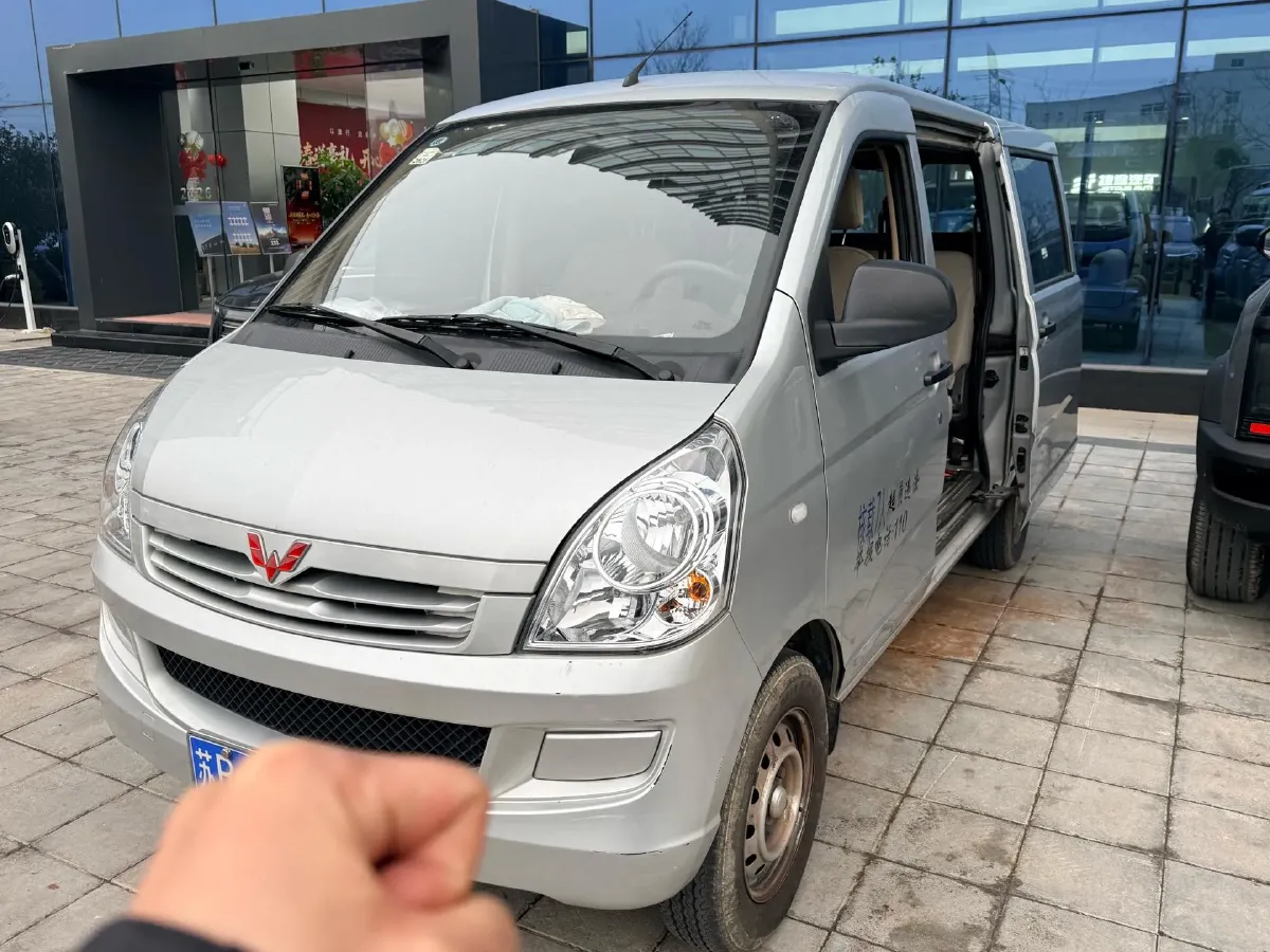 2022 WuLing RongGuang S 1.2L 76HP L4 5MT,autocango,china used car exporter,china ev exporter,chinese used car exporter,chinese used ev exporter